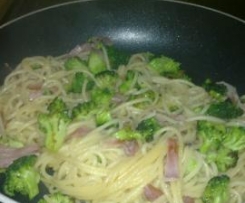 Brokkolispaghetti mit Petersilie-Gorgonzolapesto