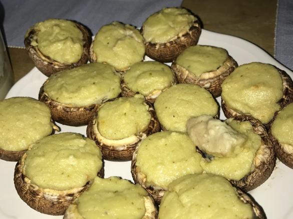 Gefüllte Champignons mit Cashew-Basilikum-Creme