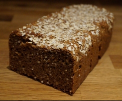 klassisches, kerniges Schwarzbrot