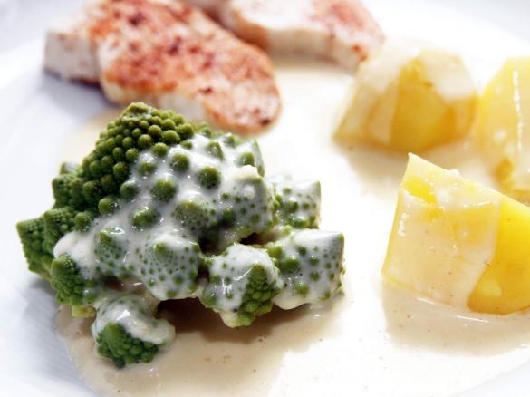 Romanesco mit Käsesoße, Kartoffeln und Hähnchenfilets