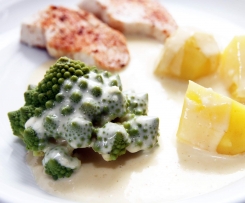 Romanesco mit Käsesoße, Kartoffeln und Hähnchenfilets
