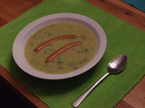 Erbsensuppe mit frischen Erbsen