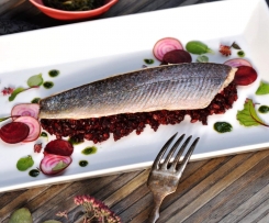 Saibling mit Rote Bete-Bulgur und Feldsalat-Meerrettich-Dipp