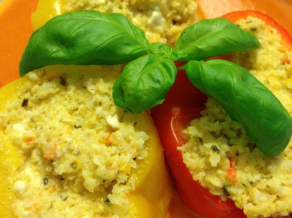 Variation Gefüllte Paprika mit Tomatensauce (Vegetarisch mit Hirse & Feta)