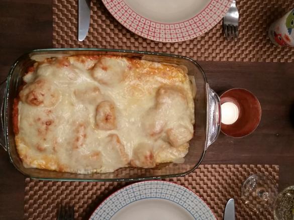 schneller Maultaschenauflauf mit Paprikasauce mit Sonnenblumenkernen