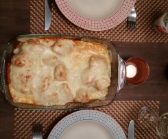 schneller Maultaschenauflauf mit Paprikasauce mit Sonnenblumenkernen