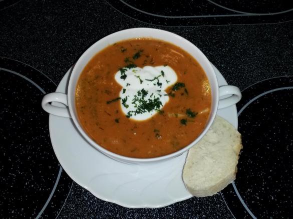 Tomatige Fischsuppe mit saurer Sahne
