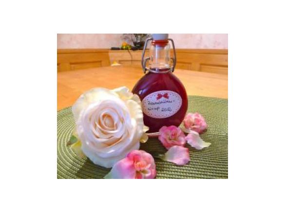 Rosenwasser und Rosensirup