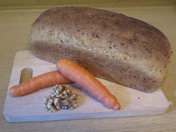 Dinkel Karottenbrot mit Walnüssen 