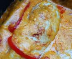 Variation von Paprika-Sahne-Hähnchen