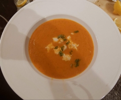 Kalorienarme Tomatensuppe mit Büffelmozzarella