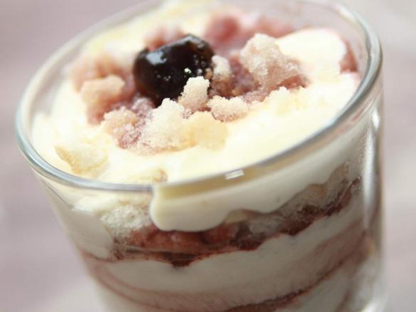 Schichtdessert mit Mascarponecreme und Amarenakirschen