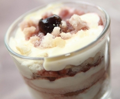 Schichtdessert mit Mascarponecreme und Amarenakirschen
