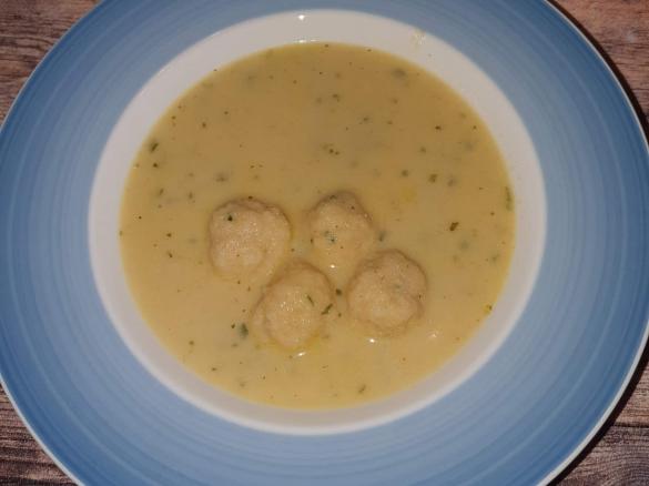 Grießsuppe mit Butterklößchen