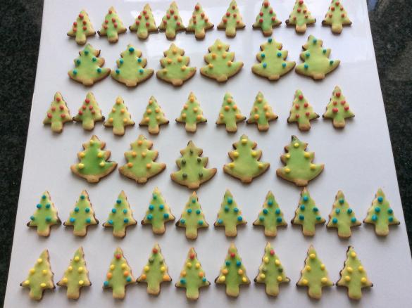 Plätzchen für die Weihnachtstorte zum Verzieren