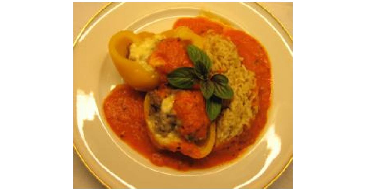 Gefüllte Paprika mit Tomatensoße und Basmatireis (All-in-one-Gericht ... Gefüllte Paprika mit Tomatensoße und Basmatireis (All-in-one-Gericht ...