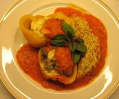 Gefüllte Paprika mit Tomatensoße und Basmatireis (All-in-one-Gericht)