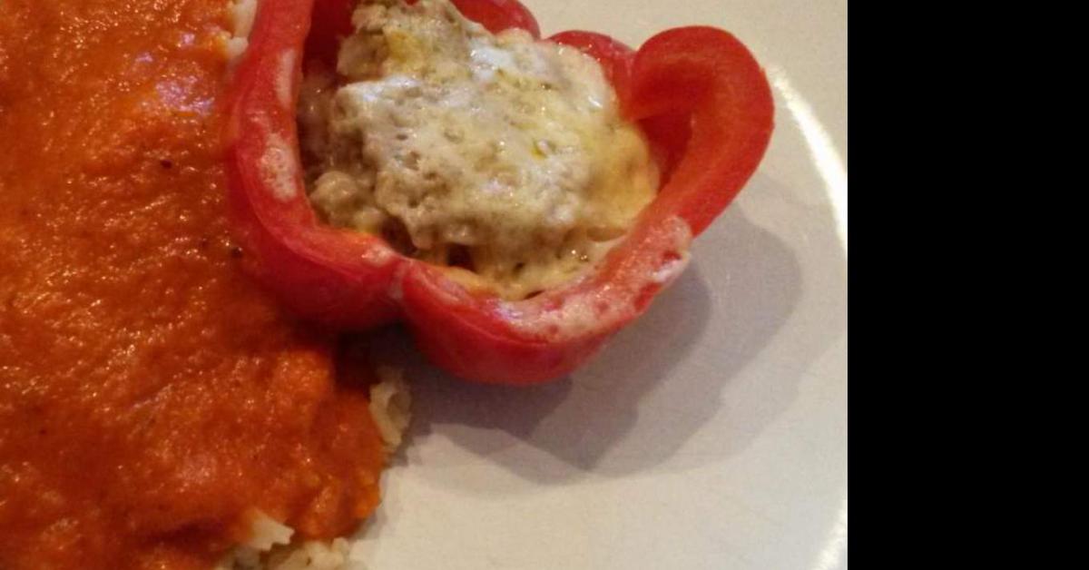 Gefüllte Paprika mit Tomatensoße und Basmatireis (All-in-one-Gericht ... Gefüllte Paprika mit Tomatensoße und Basmatireis (All-in-one-Gericht ...