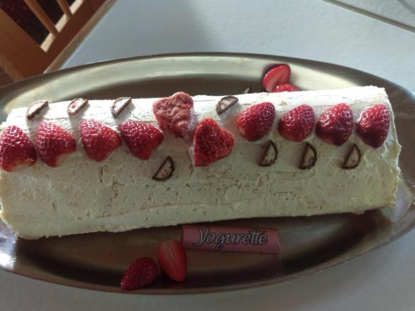 Biskuitroulade mit Joghurt Sahne (und Früchten oder Motiv)