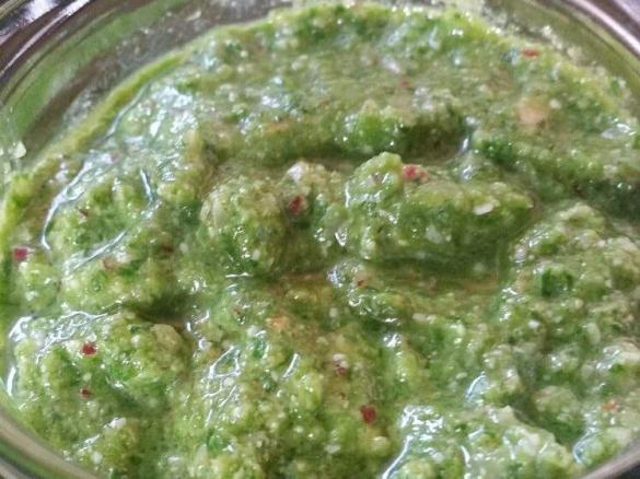 Pesto aus Radieschenblätter