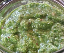 Pesto aus Radieschenblätter