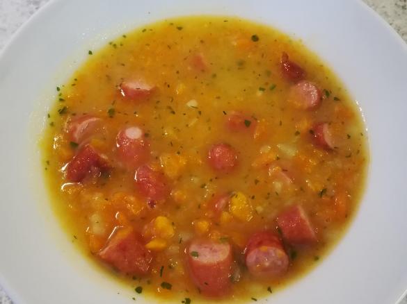 Möhrensuppe mit Cabanossi
