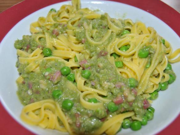 Nudeln mit Erbsenrahm