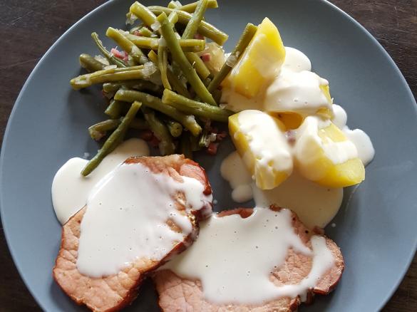 Minutensteaks mit Bohnen, Kartoffeln und Frischkäsesauce