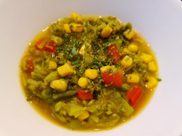 Brokkolisuppe mit Mais und Paprika