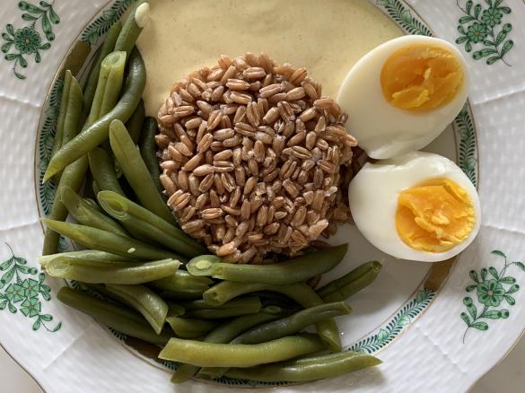 Dinkel mit grünen Bohnen und Currysauce