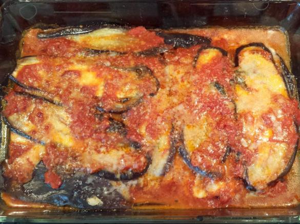 Parmigiana (ital. Auberginenauflauf mit Tomatensauce und Parmesan)