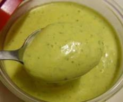 grüne Soße für gegrillten Fisch