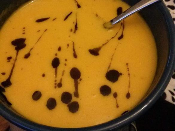 Variation von Weltbeste Kürbissuppe mit Möhren und frischem Ingwer