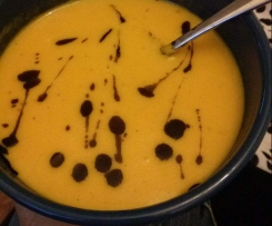 Variation von Weltbeste Kürbissuppe mit Möhren und frischem Ingwer