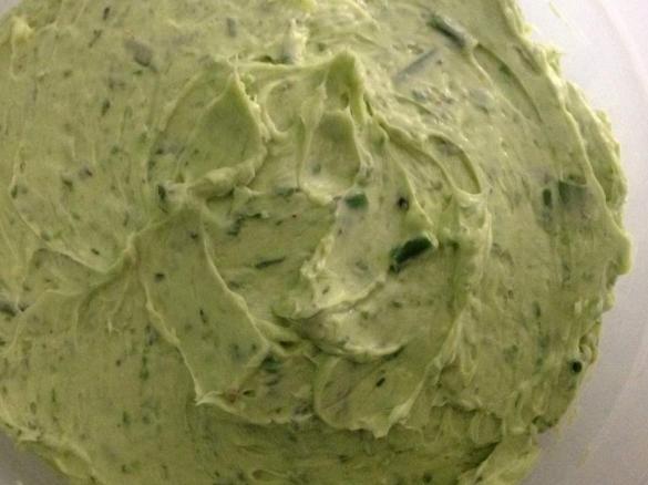 Kräuterbutter mit Bärlauch und Knobi-Gras