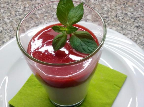 Tonkabohnen Panna cotta mit Erdbeerminzsauce