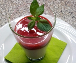 Tonkabohnen Panna cotta mit Erdbeerminzsauce