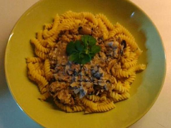 Nudeln oder Reis mit Pilz-Bolognese