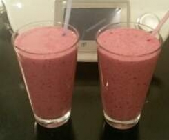 Bananen-Waldfrucht Smoothie