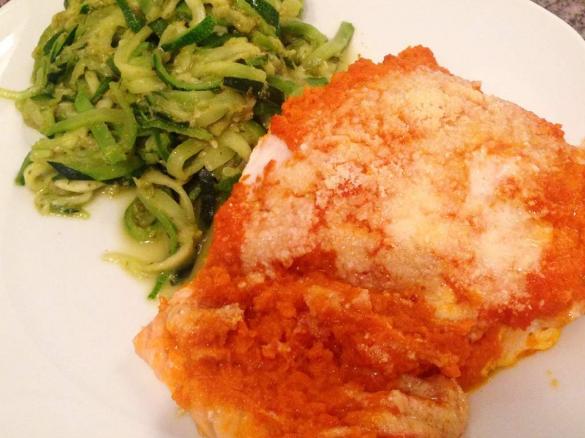 Low Carb Lachsfilet mit Karotten-Tomaten-Kruste auf Zucchininudeln