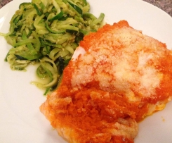 Low Carb Lachsfilet mit Karotten-Tomaten-Kruste auf Zucchininudeln