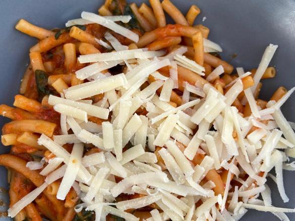 Blitzpasta mit Tomate und Baby-Spinat