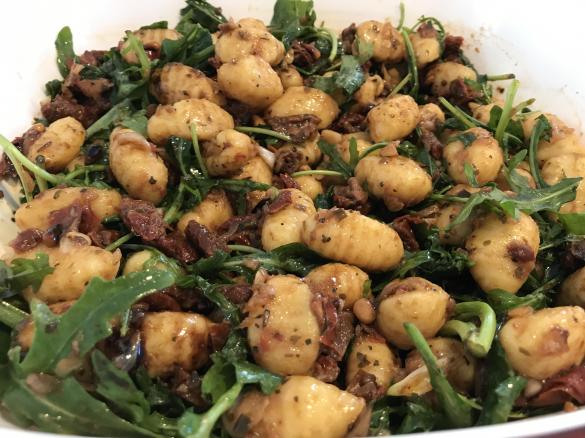 Gnocchi Salat mit Tomaten Rucola und Pinienkerne