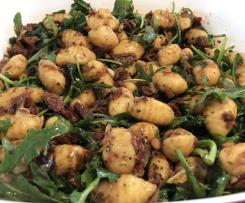 Gnocchi Salat mit Tomaten Rucola und Pinienkerne