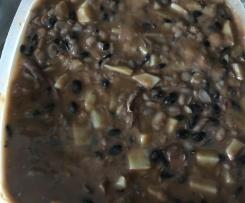 Schwarz-weiße Bohnensuppe