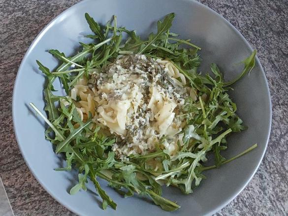 Tagliatelle mit al Limone Sauce im Ruccolabett