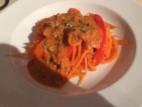 Gemüsenudeln mit Bolognesesoße 