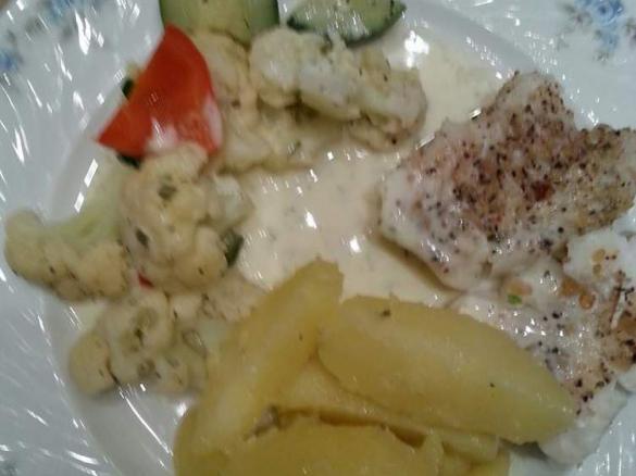 Kabeljaufilet mit Blumenkohl / Paprikagemüse und Kräutersoße