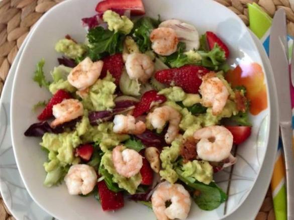 Avocado-Erdbeere-Salat mit Ingwer-Dressing und Garnelen