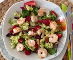 Avocado-Erdbeere-Salat mit Ingwer-Dressing und Garnelen
